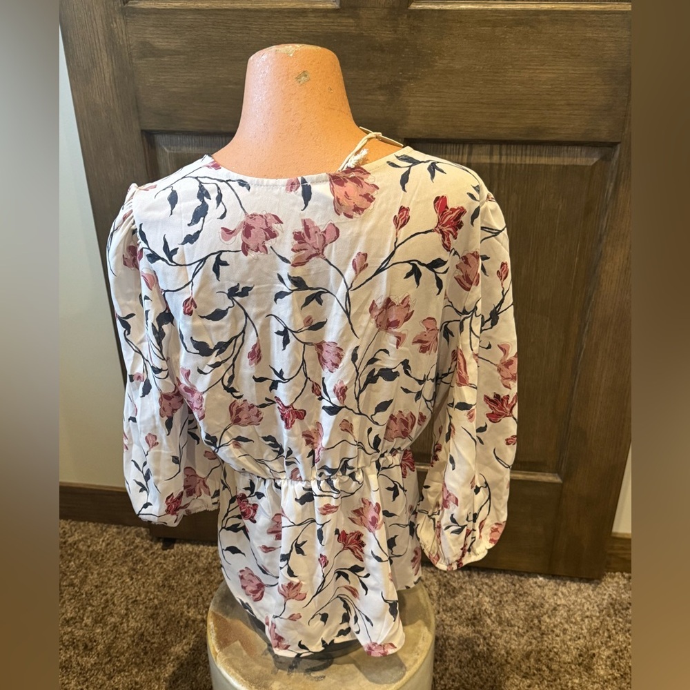 Allie Rose floral blouse - Picture 2 of 6